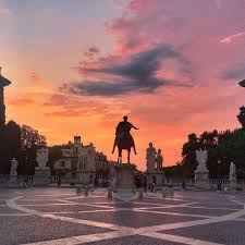 Tramonto sul Magico colle del Campidoglio tra leggenda e storia del piccolo Colle.