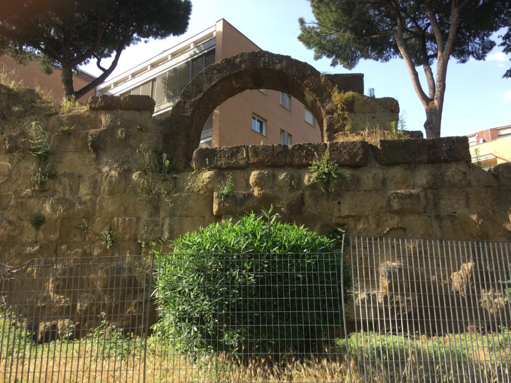 Passeggiata dalle Mura Serviane alle Mura Aureliane: La Porta Raudusculana e le Mura Serviane